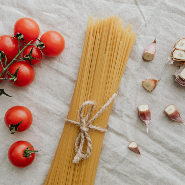 Opskrift på One-pot pasta med tomat, spinat og mozzarella