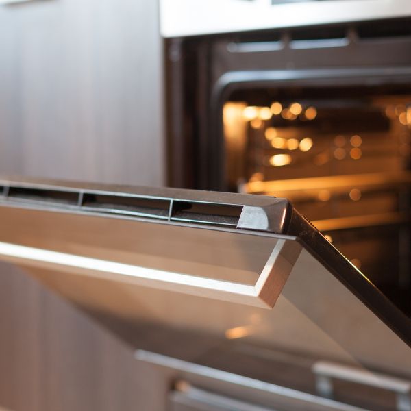 Sådan rengør du ovnen – uden skrap kemi