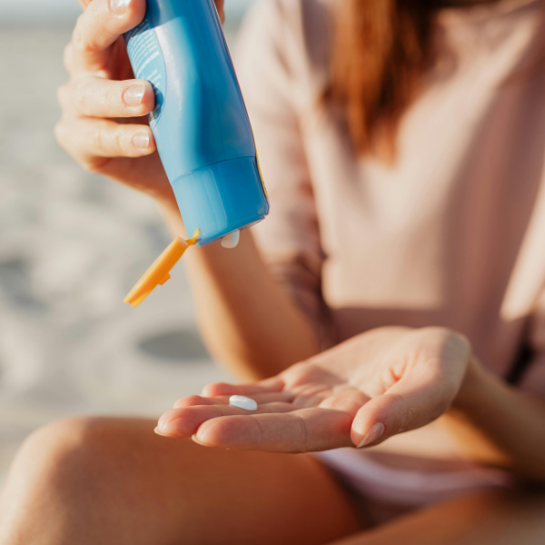 Solcremepletter – den komplette guide til at redde dit tøj (og undgå de gule mærker)