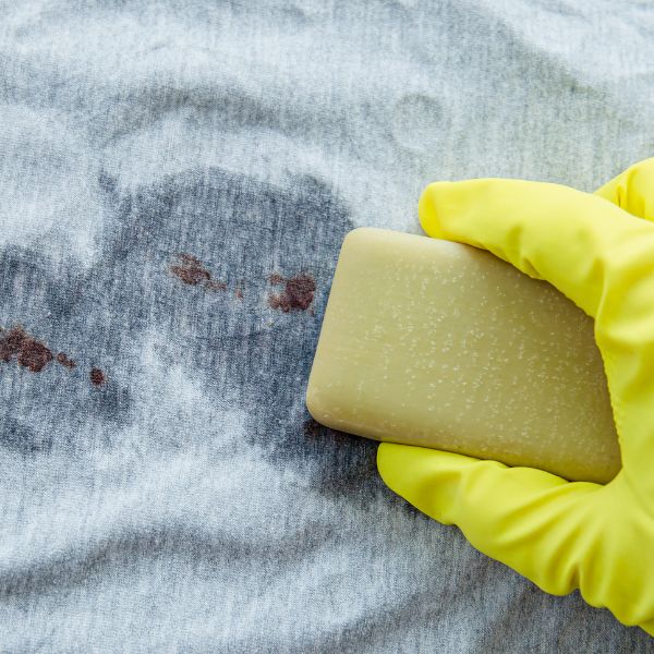 Sådan fjerner du blodpletter – skånsomt og effektivt