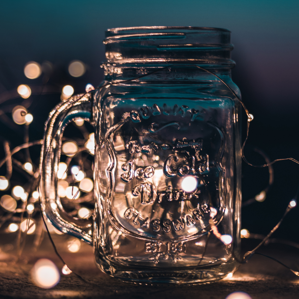 Lav dine egne sanseglas med glimmer, olie og små figurer