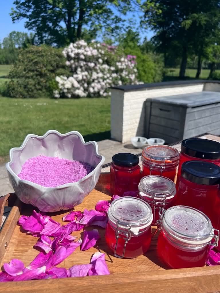 Hybenblomstsukker – fang duften af sommer på et glas