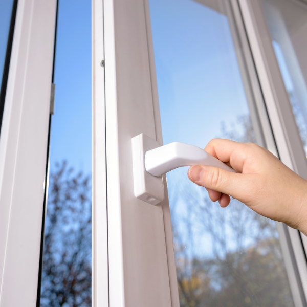 Så let er det at få de hvide PVC-lister rigtig hvide igen