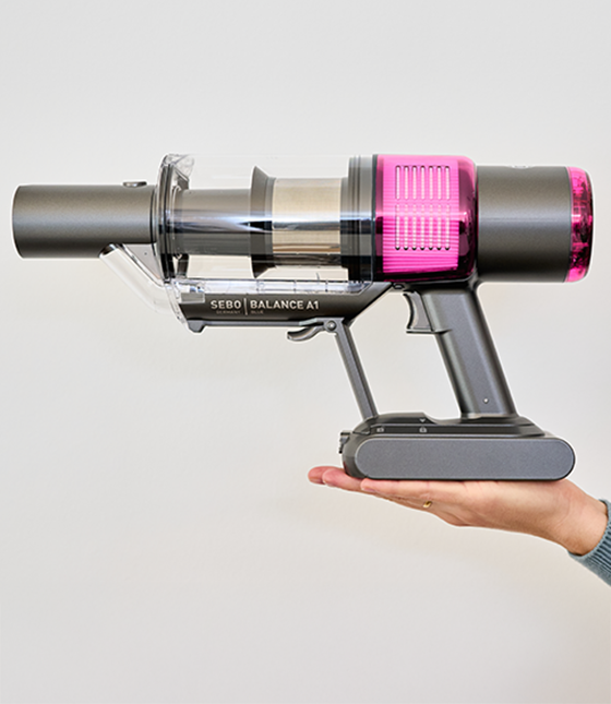 SEBO BALANCE A1 MAGENTA – Letvægt, kraft og smart støvsugning